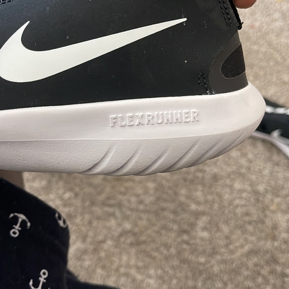 Nike female running shoes - Picture 4 of 5